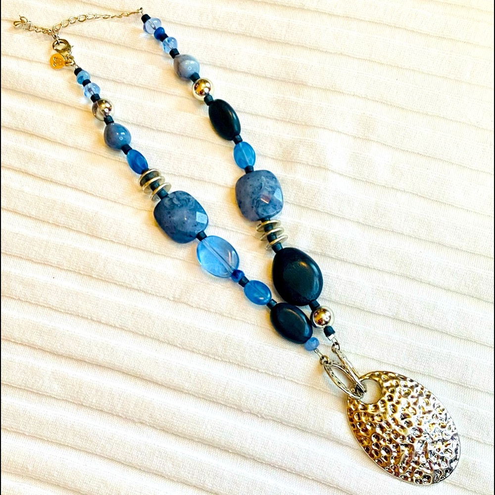 🍀New Silver Tone & Blue Necklace.